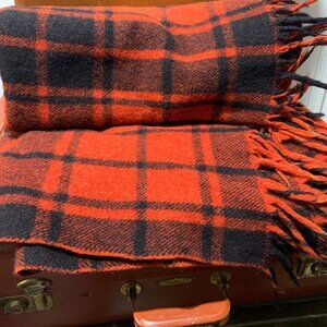 VINTAGE SOFT WOOL RED & BLACK PLAID FRINGE BLANKET THROWS